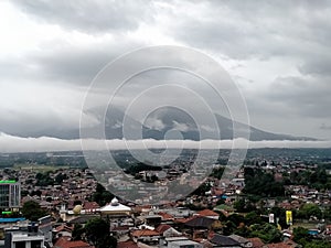 Pemandangan gunung salak saat mendung