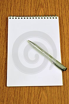 Pen lying on a notepad | Stylo posÃÂ© sur un bloc-notes photo