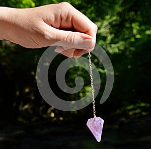 Pendulum dowser with amethyst