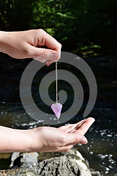 Pendulum dowser with amethyst