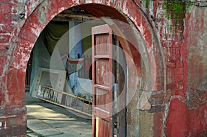 Pengzhou, China: Long Xing Temple Doorway