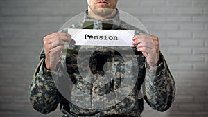 Dôchodok slovo písomný na v ruky z samec vojak odchod do dôchodku platby 
