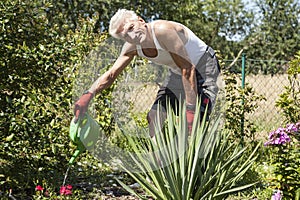 Pensioners pours flowers