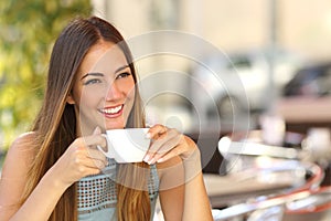 Zamyšlený žena přemýšlení v káva obchod terasa 