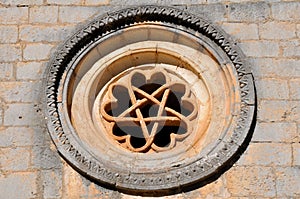 The pentalpha of a rose window