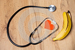 People with cardiovascular disease should consume potassium-rich bananas, which are antihypertensive food adjuvants photo