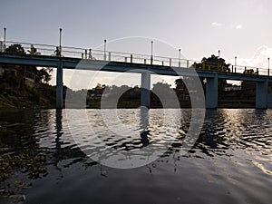 Transición un rio de acuerdo puente puente es un refleja en un rio 