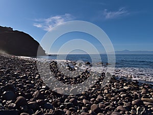 Feliz por la tarde el sol sobre el Playa sobre el occidental Costa de abuela canario islas 