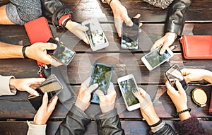 People group having addicted fun together using smartphones - De photo