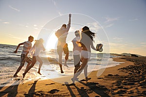 Gruppo correre sul Spiaggia 