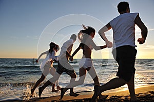 Gruppo correre sul Spiaggia 