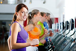 Palestra sul tapis roulant correre 