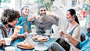 Divertirsi potabile un mangiare sul bar giovane amici A proposito di comune sul un ristorante sala da pranzo 