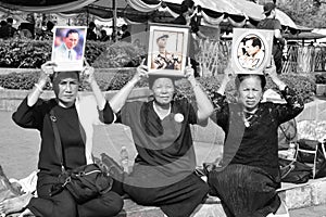 The people hold the portrait of King Bhumibol Adulyadej at Sanam Luang