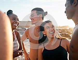   sorridente O legame sul tramonto Spiaggia sociale assemblaggio scherzo gruppo vacanza commedia O comico estate vacanza 