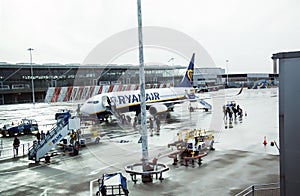 Eople leaving  Ryanair parked plane at airport