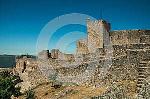 Sobre el El camino próximo sobre el piedra muro de castillo 