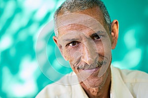 Portrét šťastný staršie hispánsky muž na 