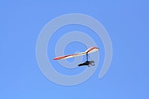 People practicing hanggliding over the lake of valle de bravo, mexico I photo