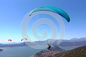 People practicing paragliding over the lake of valle de bravo, mexico XXXI photo