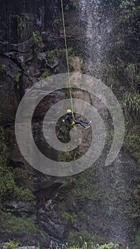 Rappel en medio de naturaleza cascadas en 