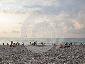 Sono rilassante sul Spiaggia. sul riva del mare Incontrare tramonto 