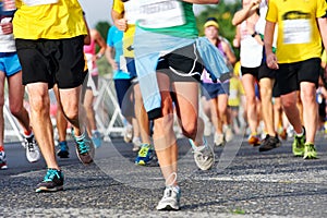 People running marathon img