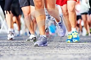 People running marathon img