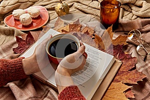 Hände tasse aus kaffee Herbst Blätter a ein Buch 