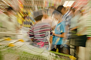 People shopping in the supermarket, the fuzzy move