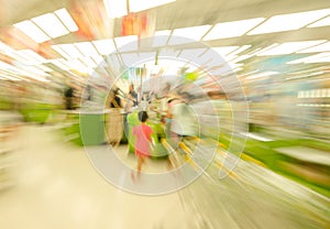 People shopping in the supermarket, the fuzzy move