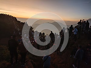 The people waiting Sunrise at sikunir highland