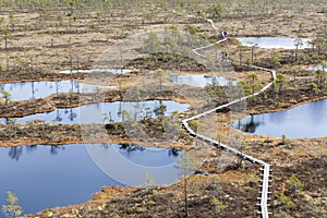 Acera entre lagos en estonio pantano 