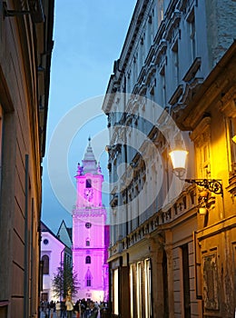 Ľudia sledujú svetelnú šou na hlavnom námestí Starého Mesta Bratislava Slovensko