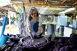 Lidé pracovní batikování barvení barva zpra připravit a barvení 