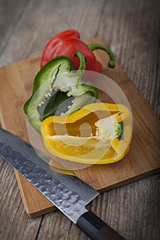 Papriky na drevený povrch nôž 