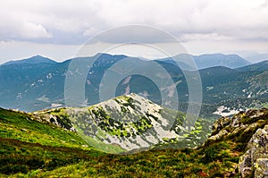 Panoráma hôr v tlmených farbách, hmlistý deň, Slovensko