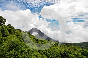 Perfecto cima de activo a joven volcán para ver 