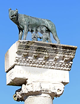 Perfect statue of CAPITOLINE WOLF with the twins Romulus and Rem