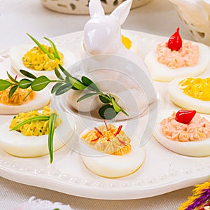 The perfect table with colorful table decorations for Easter