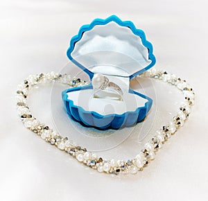 The perl ring and the pearl necklace