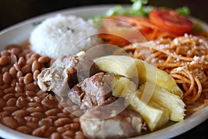 Pernil assado com macarrÃ£o