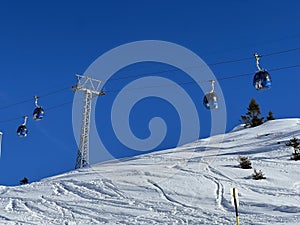 4pers. Gondola lift (monocable circulating ropeway) or 4er Gondelbahn Innerarosa-Tschuggen