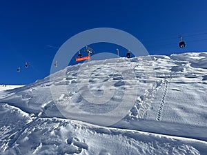 4pers. Gondola lift (monocable circulating ropeway) or 4er Gondelbahn Innerarosa-Tschuggen