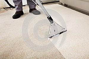 Osoba čištění koberec čistič 