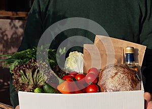 Osoba poskytování krabice zemědělec plodina v dům vchod. čerstvý zelenina zelenina dodávka. malé místní 