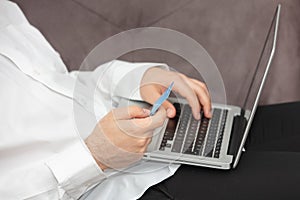Person inputting details of its credit card in the laptop