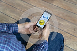 Person looking at a 5g danger message on his phone