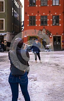 person som fotograferar pa Stortorget, Gamla Stan, Stockholm, Sverige