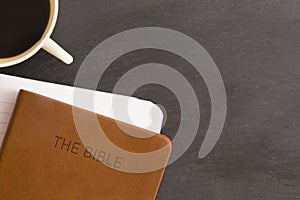 La biblia estudiar a taza de café 